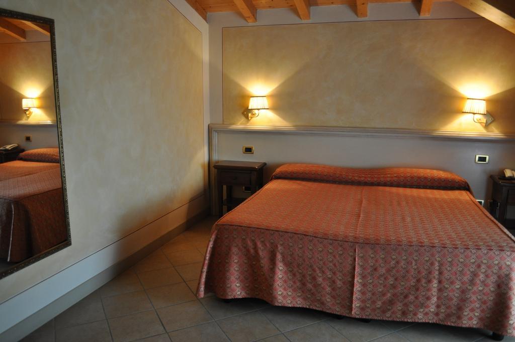 Hotel La Corte Bedizzole Bilik gambar